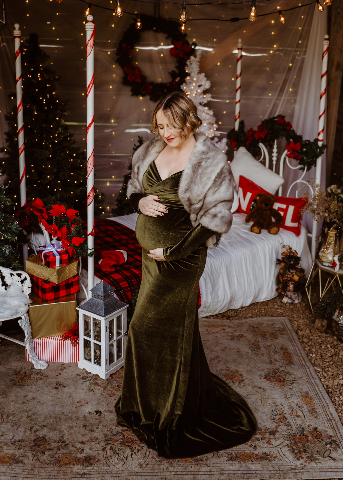 Christmas maternity photos 2 Christmas maternity photos