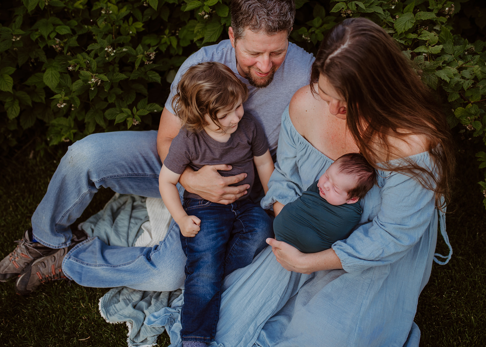 10 best colors to wear for pictures outdoors in summer 1 Family wearing blue in their backyard family photos 2024