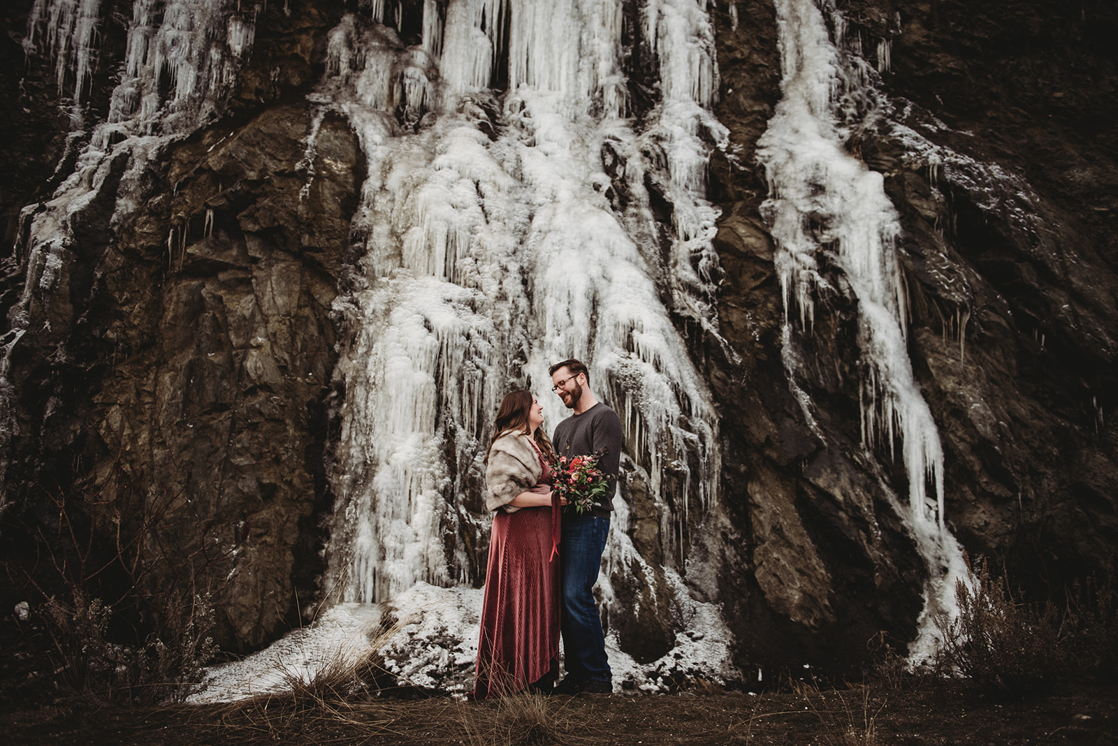 10 best colors to wear for pictures outdoors in winter 1 waterfall winter engagement